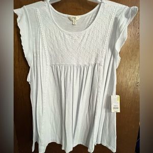 Pretty white lace t-shirt NWT
